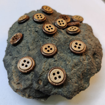 Coconut Shell 4 Holes Round Buttons for Sewing, Craft and Embroidery (75 Pieces, 1.2CM) Coconut Shell 4 Holes Round Buttons for Sewing, Craft and Embroidery (75 Pieces, 1.2CM)